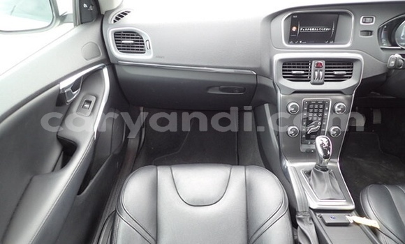 Acheter Occasion Voiture Volvo V40 Blanc à Livingstone, Zambie Acheter Occasion Voiture Volvo V40 Blanc à Livingstone, Zambie