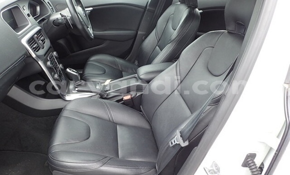 Acheter Occasion Voiture Volvo V40 Blanc à Livingstone, Zambie Acheter Occasion Voiture Volvo V40 Blanc à Livingstone, Zambie