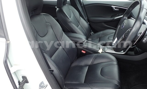 Acheter Occasion Voiture Volvo V40 Blanc à Livingstone, Zambie Acheter Occasion Voiture Volvo V40 Blanc à Livingstone, Zambie