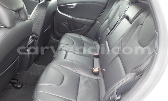 Acheter Occasion Voiture Volvo V40 Blanc à Livingstone, Zambie Acheter Occasion Voiture Volvo V40 Blanc à Livingstone, Zambie