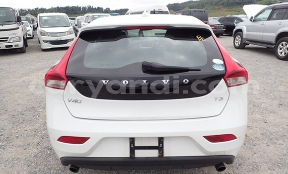 Acheter Occasion Voiture Volvo V40 Blanc à Livingstone, Zambie Acheter Occasion Voiture Volvo V40 Blanc à Livingstone, Zambie