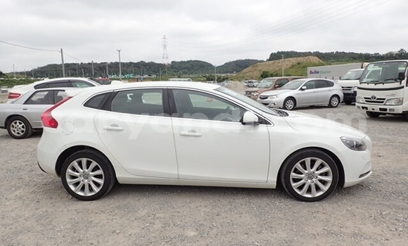Acheter Occasion Voiture Volvo V40 Blanc à Livingstone, Zambie Acheter Occasion Voiture Volvo V40 Blanc à Livingstone, Zambie