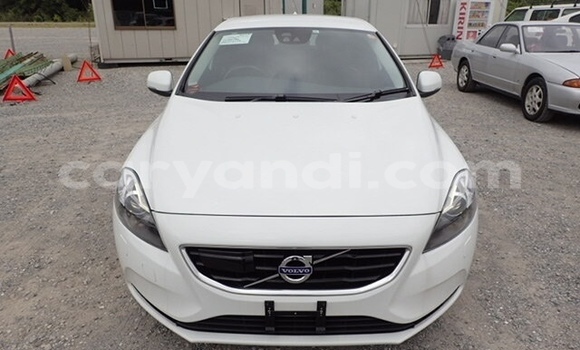 Acheter Occasion Voiture Volvo V40 Blanc à Livingstone, Zambie Acheter Occasion Voiture Volvo V40 Blanc à Livingstone, Zambie