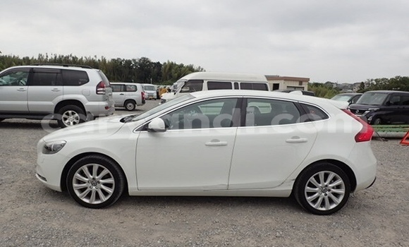 Acheter Occasion Voiture Volvo V40 Blanc à Livingstone, Zambie Acheter Occasion Voiture Volvo V40 Blanc à Livingstone, Zambie