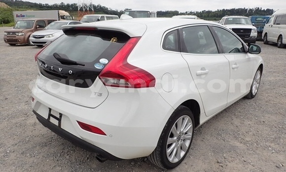 Acheter Occasion Voiture Volvo V40 Blanc à Livingstone, Zambie Acheter Occasion Voiture Volvo V40 Blanc à Livingstone, Zambie