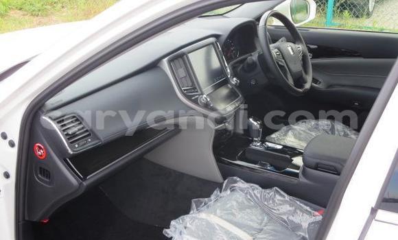 Buy Used Toyota Crown White Car in Chambishi in Copperbelt Buy Used Toyota Crown White Car in Chambishi in Copperbelt