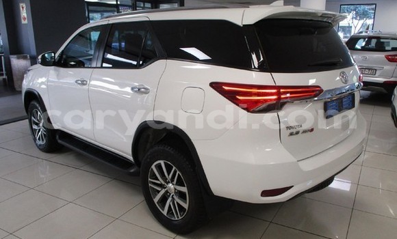 Acheter Occasion Voiture Toyota Fortuner Blanc à Lusaka, Zambie Acheter Occasion Voiture Toyota Fortuner Blanc à Lusaka, Zambie