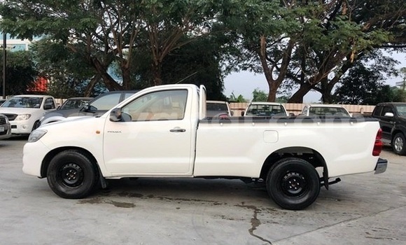Acheter Occasion Voiture Toyota Hilux Blanc à Livingstone, Zambie Acheter Occasion Voiture Toyota Hilux Blanc à Livingstone, Zambie