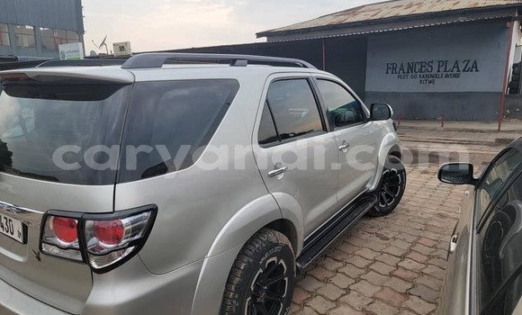 Acheter Occasion Voiture Toyota Fortuner Gris à Kitwe, Zambie Acheter Occasion Voiture Toyota Fortuner Gris à Kitwe, Zambie