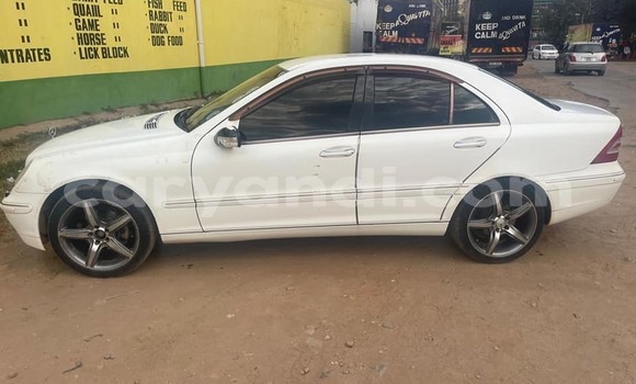 Acheter Occasion Voiture Mercedes-Benz C-Classe Blanc à Kitwe, Zambie Acheter Occasion Voiture Mercedes-Benz C-Classe Blanc à Kitwe, Zambie