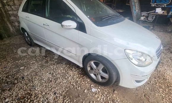 Buy Used Mercedes‒Benz B-klasse White Car in Lusaka in Zambia