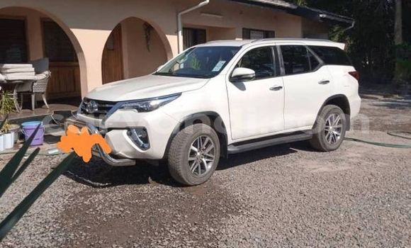 Acheter Occasion Voiture Toyota Fortuner Blanc à Kitwe, Zambie