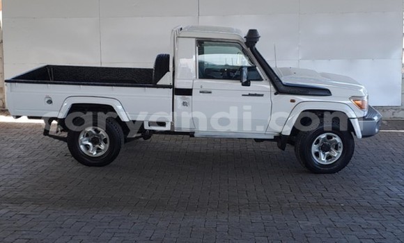 Nunua Ilio tumika Toyota Land Cruiser Nyeupe Gari ndani ya Lusaka nchini Zambia