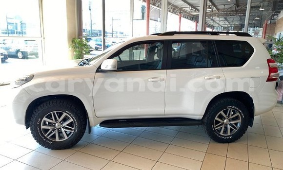 Nunua Ilio tumika Toyota Land Cruiser Prado Nyeupe Gari ndani ya Lusaka nchini Zambia Nunua Ilio tumika Toyota Land Cruiser Prado Nyeupe Gari ndani ya Lusaka nchini Zambia