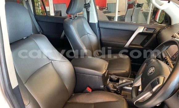 Nunua Ilio tumika Toyota Land Cruiser Prado Nyeupe Gari ndani ya Lusaka nchini Zambia Nunua Ilio tumika Toyota Land Cruiser Prado Nyeupe Gari ndani ya Lusaka nchini Zambia