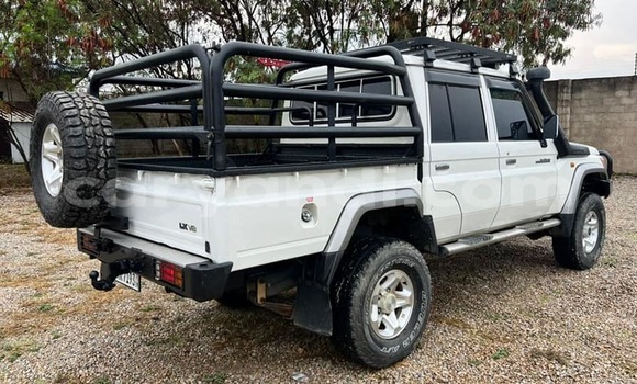 Buy Used Toyota Land Cruiser White Car in Lusaka in Zambia