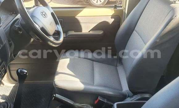 Nunua Ilio tumika Toyota Land Cruiser Beige Gari ndani ya Lusaka nchini Zambia Nunua Ilio tumika Toyota Land Cruiser Beige Gari ndani ya Lusaka nchini Zambia