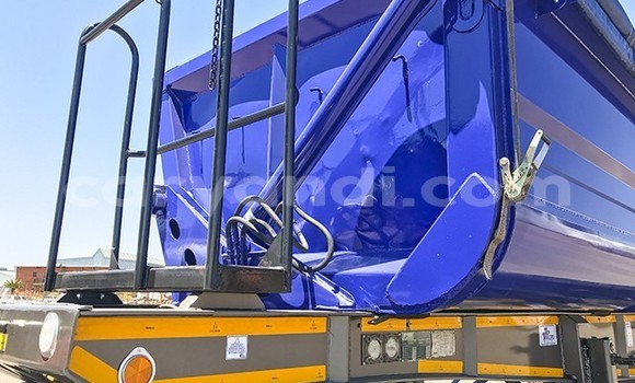 Acheter Occasion Utilitaire Mercedes–Benz Tipper Bleu à Lusaka, Zambie Acheter Occasion Utilitaire Mercedes–Benz Tipper Bleu à Lusaka, Zambie