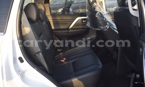 Nunua Ilio tumika Mitsubishi Pajero Sport Nyeupe Gari ndani ya Lusaka nchini Zambia Nunua Ilio tumika Mitsubishi Pajero Sport Nyeupe Gari ndani ya Lusaka nchini Zambia