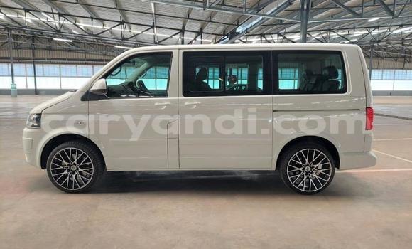 Nunua Ilio tumika Volkswagen Caravelle Nyeupe Gari ndani ya Lusaka nchini Zambia Nunua Ilio tumika Volkswagen Caravelle Nyeupe Gari ndani ya Lusaka nchini Zambia