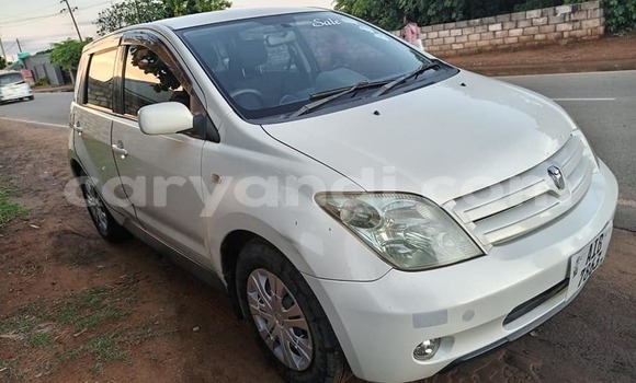 Acheter Occasion Voiture Toyota IST Blanc à Lusaka, Zambie