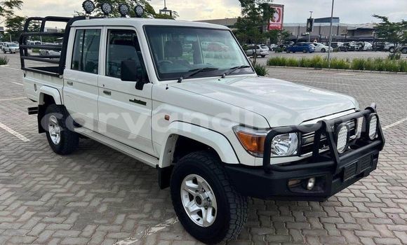 Buy Used Toyota Land Cruiser White Car in Lusaka in Zambia