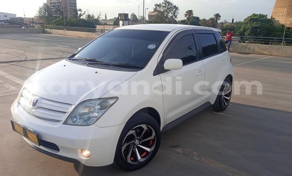 Acheter Occasion Voiture Toyota IST Blanc à Lusaka, Zambie