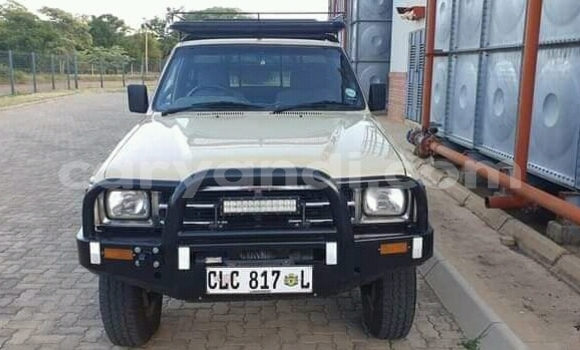 Nunua Ilio tumika Toyota Hilux Beige Gari ndani ya Isoka nchini Kaskazini Nunua Ilio tumika Toyota Hilux Beige Gari ndani ya Isoka nchini Kaskazini