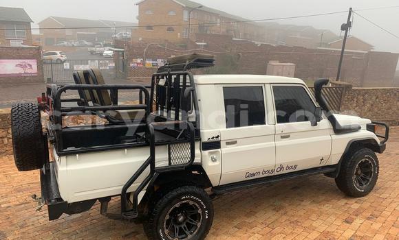 Acheter Occasion Voiture Toyota Land Cruiser Beige à Isoka, Nord Acheter Occasion Voiture Toyota Land Cruiser Beige à Isoka, Nord