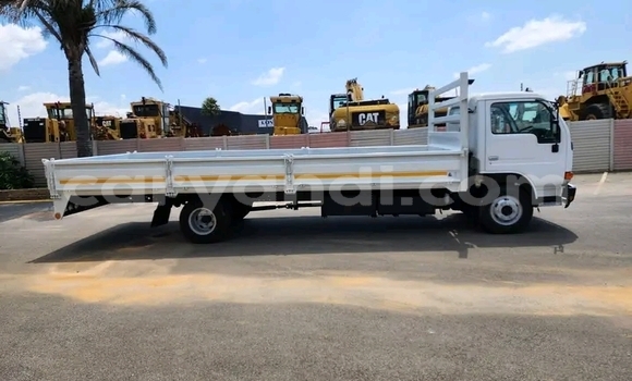 Acheter Occasion Utilitaire Nissan UD Blanc à Isoka, Nord Acheter Occasion Utilitaire Nissan UD Blanc à Isoka, Nord