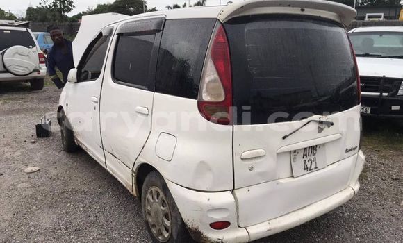 Acheter Occasion Voiture Toyota FunCargo Blanc à Lusaka, Zambie
