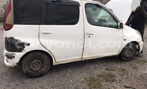 Acheter Occasion Voiture Toyota FunCargo Blanc à Lusaka, Zambie Acheter Occasion Voiture Toyota FunCargo Blanc à Lusaka, Zambie