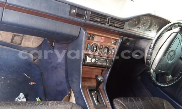 Acheter Occasion Voiture Mercedes-Benz E-Classe Bleu à Lusaka, Zambie Acheter Occasion Voiture Mercedes-Benz E-Classe Bleu à Lusaka, Zambie