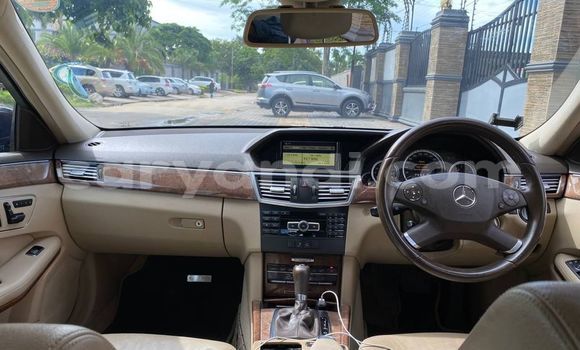 Nunua Ilio tumika Mercedes‒Benz E–Class Brown Gari ndani ya Lusaka nchini Zambia Nunua Ilio tumika Mercedes‒Benz E–Class Brown Gari ndani ya Lusaka nchini Zambia