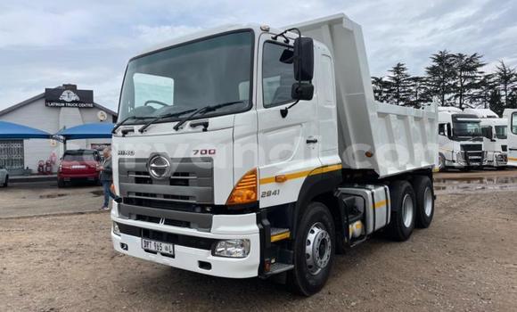 Nunua Ilio tumika Hino 300 Series Nyeupe Lori ndani ya Lusaka nchini Zambia