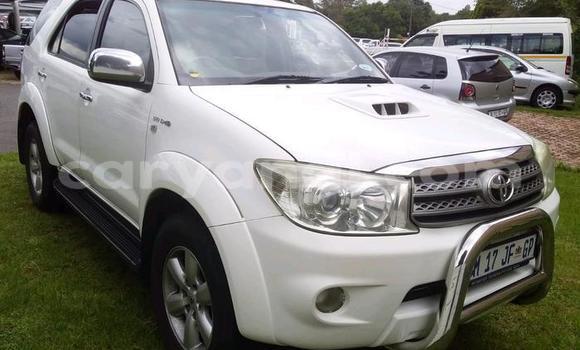 Nunua Ilio tumika Toyota Hilux Nyeupe Gari ndani ya Lusaka nchini Zambia