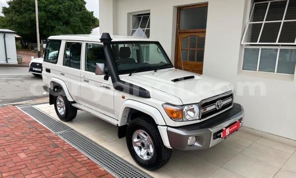 Nunua Ilio tumika Toyota Land Cruiser Nyeupe Gari ndani ya Lusaka nchini Zambia