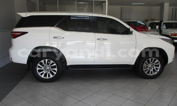 Nunua Ilio tumika Toyota Fortuner Nyeupe Gari ndani ya Lusaka nchini Zambia Nunua Ilio tumika Toyota Fortuner Nyeupe Gari ndani ya Lusaka nchini Zambia