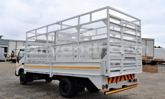 Acheter Occasion Utilitaire Toyota Dyna Blanc à Livingstone, Zambie Acheter Occasion Utilitaire Toyota Dyna Blanc à Livingstone, Zambie
