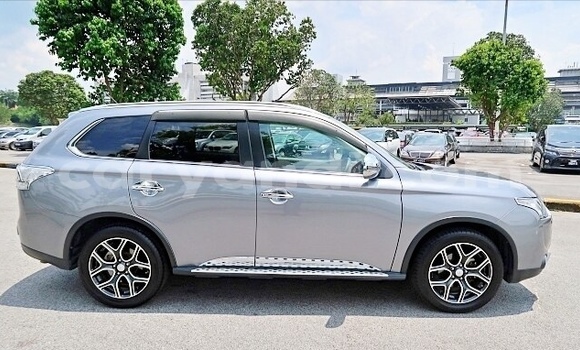 Nunua Ilio tumika Mitsubishi Outlander Fedha Gari ndani ya Lusaka nchini Zambia Nunua Ilio tumika Mitsubishi Outlander Fedha Gari ndani ya Lusaka nchini Zambia