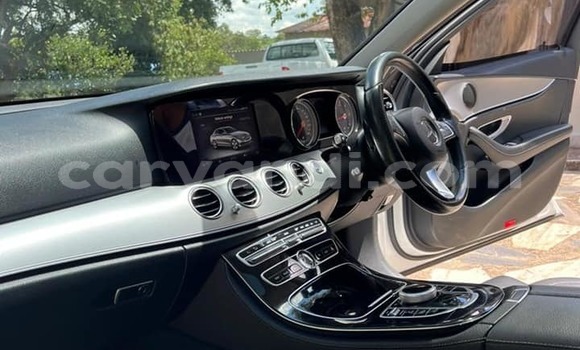 Acheter Occasion Voiture Mercedes-Benz E-Classe Blanc à Lusaka, Zambie Acheter Occasion Voiture Mercedes-Benz E-Classe Blanc à Lusaka, Zambie