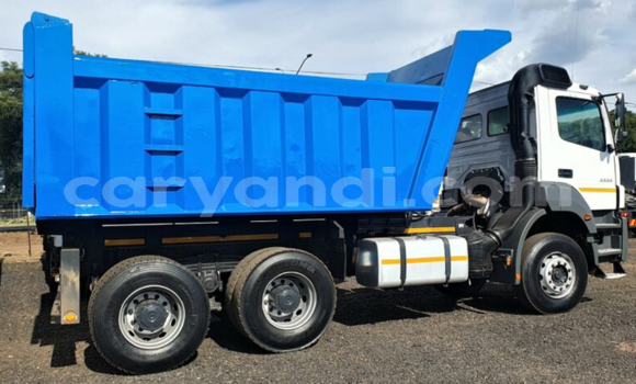 Tenga Tsaru Mercedes–Benz Tipper Chena Rori in Chilanga in Lusaka Tenga Tsaru Mercedes–Benz Tipper Chena Rori in Chilanga in Lusaka