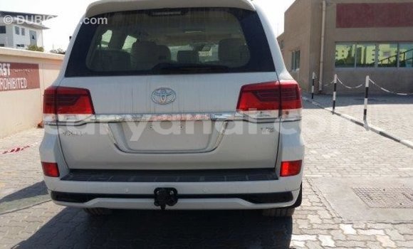 Nunua Imported Toyota Land Cruiser Nyeupe Gari ndani ya Import - Dubai nchini Zambia Nunua Imported Toyota Land Cruiser Nyeupe Gari ndani ya Import - Dubai nchini Zambia