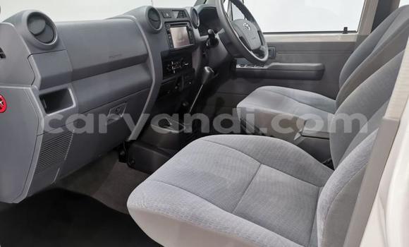 Acheter Occasion Voiture Toyota Land Cruiser Blanc à Lusaka, Zambie Acheter Occasion Voiture Toyota Land Cruiser Blanc à Lusaka, Zambie