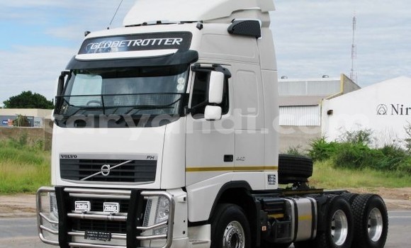 Buy Used Volvo F4 White Truck in Lusaka in Zambia