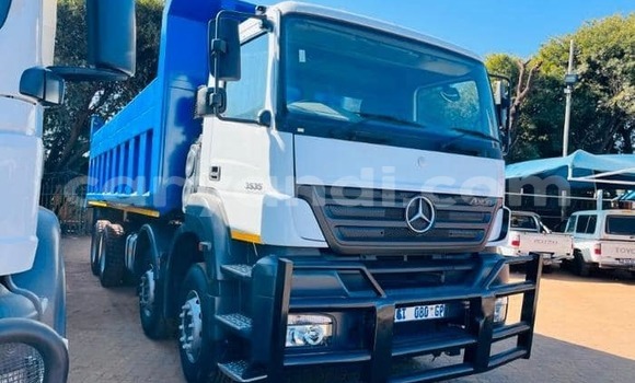 Tenga Tsaru Mercedes–Benz 3331 Bhuruu Rori in Lusaka in Zambia Tenga Tsaru Mercedes–Benz 3331 Bhuruu Rori in Lusaka in Zambia