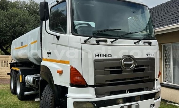 Acheter Occasion Utilitaire Hino 300 Series Blanc à Lusaka, Zambie