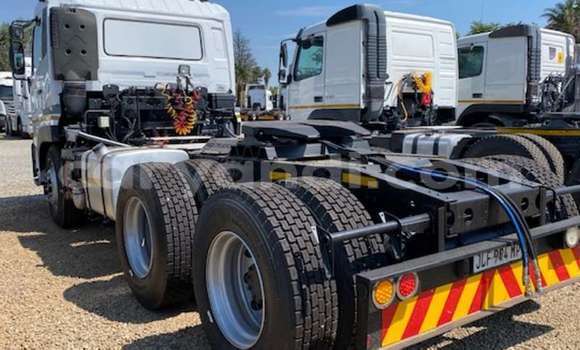 Nunua Ilio tumika Nissan UD Nyeupe Lori ndani ya Lusaka nchini Zambia Nunua Ilio tumika Nissan UD Nyeupe Lori ndani ya Lusaka nchini Zambia