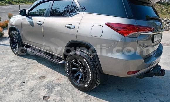 Nunua Ilio tumika Toyota Fortuner Fedha Gari ndani ya Chilanga nchini Lusaka Nunua Ilio tumika Toyota Fortuner Fedha Gari ndani ya Chilanga nchini Lusaka