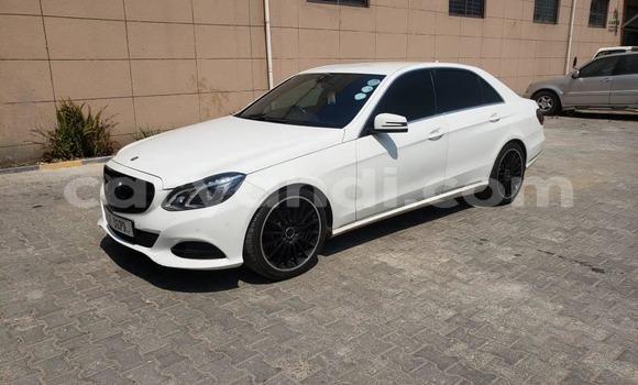 Nunua Ilio tumika Mercedes-Benz E-Classe Nyeupe Gari ndani ya Lusaka nchini Zambia Nunua Ilio tumika Mercedes-Benz E-Classe Nyeupe Gari ndani ya Lusaka nchini Zambia